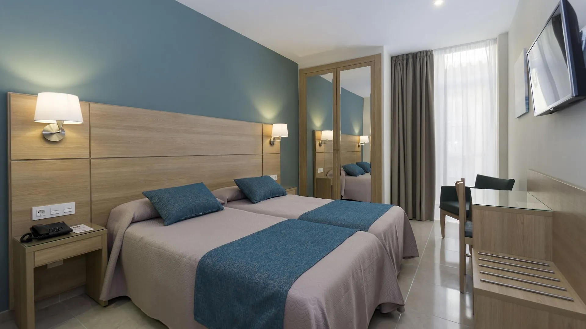 Hotel Sur Малага